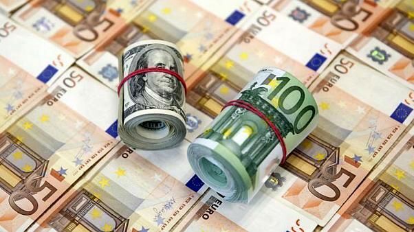 نرخ یورو در مرکز مبادله کاهش یافت و دلار ثابت ماند 
