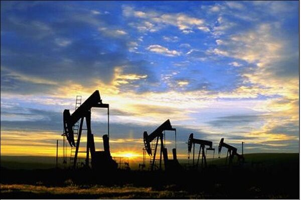 بازار نفت نشانه‌ای از کاهش قیمت ندارد/ طلای سیاه ۳ رقمی می‌ماند
