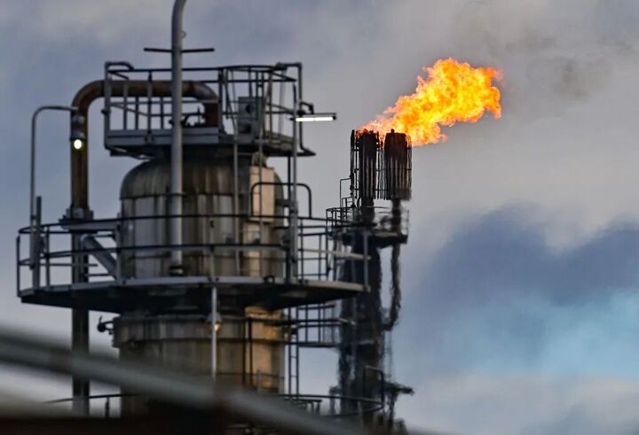 هدف‌گذاری تولید ۵.۷ میلیون بشکه نفت در ایران تا ۸ سال آینده/ اجرای طرح فشارافزایی در پارس جنوبی