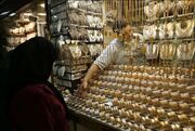 چرا با وجود کاهش قیمت انس جهانی، طلا در ایران ارزان نشد؟