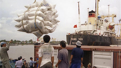 صف کشتی‌های حامل کالاهای اساسی برای تخلیه بار در بنادر ایران