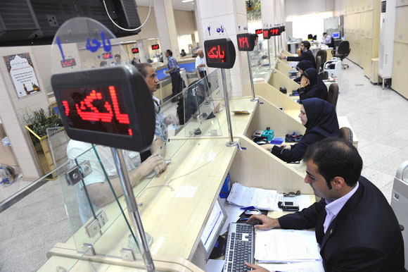 هر ۳۶۵۰ ایرانی یک شعبه بانکی